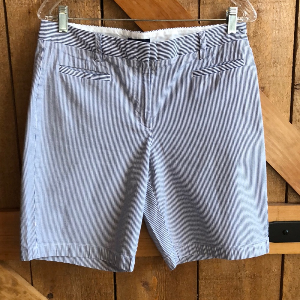 Women’s LANDS’ END Size 8 Fit 2 Blue & White Striped SeersuckerStretch Shorts.
